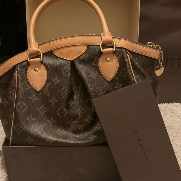 Louis Vuitton - Picture 2 of 5